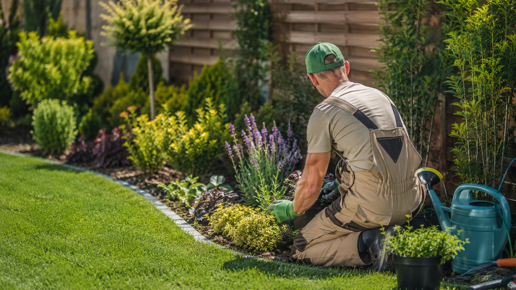 Gartenservice Flensburg: Pflege eines Blumenbeets im Garten